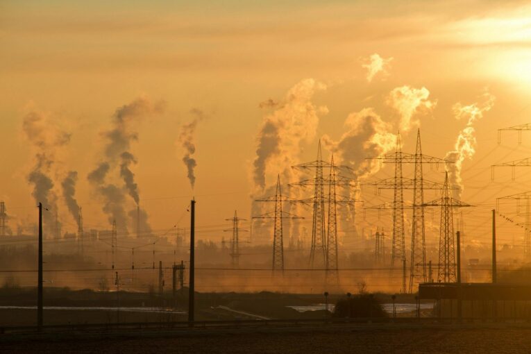 Pyły w powietrzu – nieunikniony składnik atmosfery. Profesor Juliszewski apeluje o rozsądek w ocenie zagrożeń